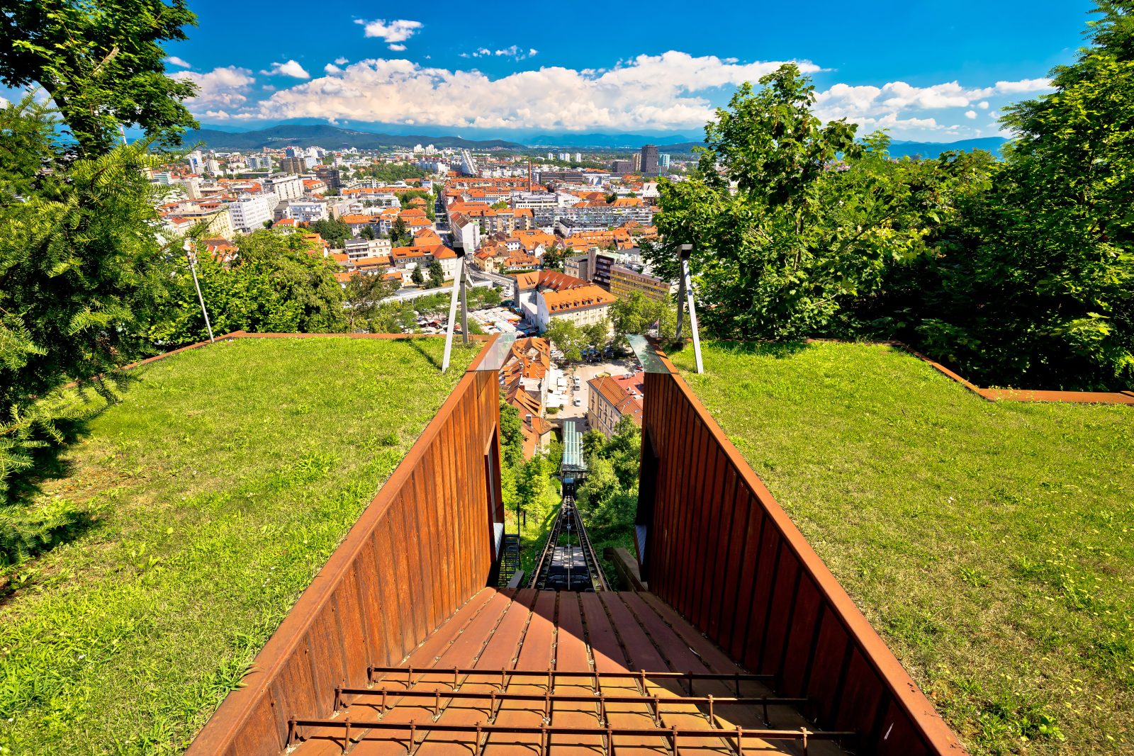 Ko je potrebno material spraviti v višino lahko dvigalo Ljubljana omogoči brez nepotrebnega ročnega dela